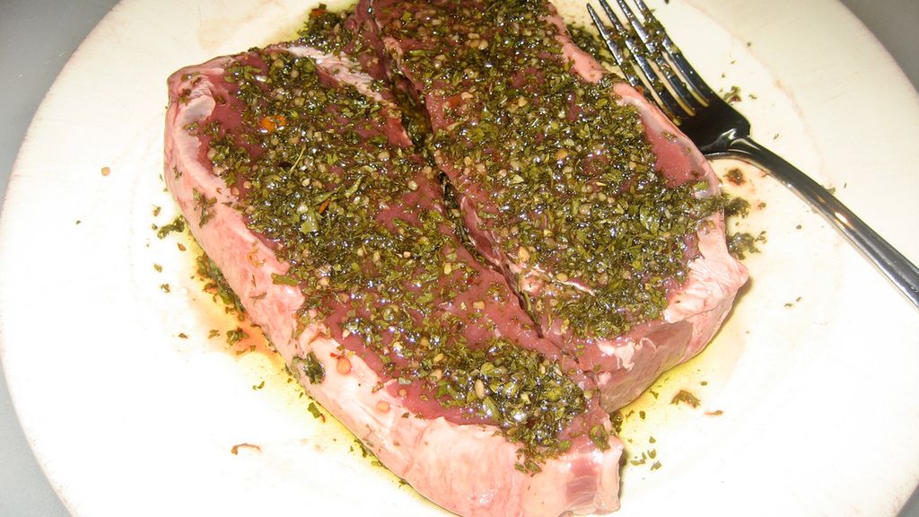 Surowe steki zrazowe górne z bawoła