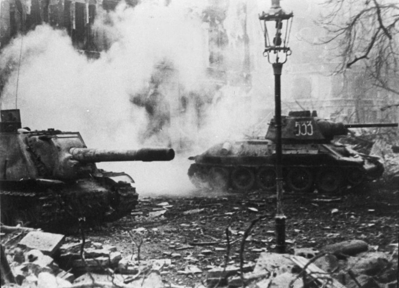 Wrocław w 1945 r. Na ulicach miasta sowieckie działo samobieżne ISU-152 i czołg T-34