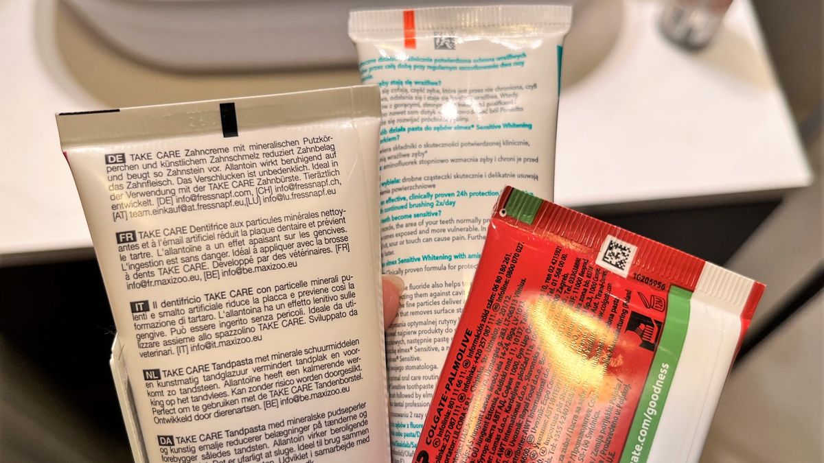 Internet rozpala teoria o paskach na tubkach pasty do zębów.