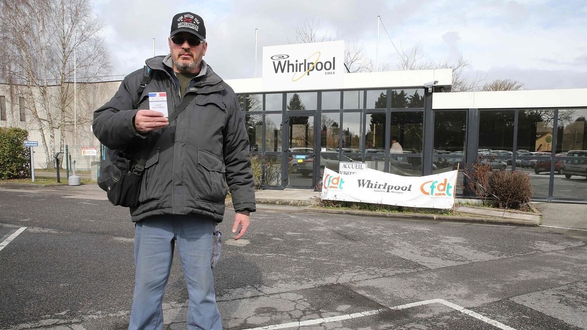 06.03.2017, Amiens. Jeden z pracowników fabryki Whirlpool.