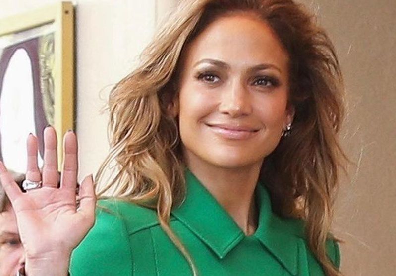 Jennifer Lopez w najmodniejszej kurtce na wiosnę 2023