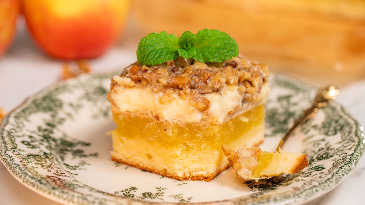 Ciasto jabłkowo-budyniowe pod orzechową pierzynką. Każda warstwa wypieku to prawdziwe złoto
