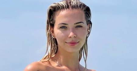 Włożyła najmodniejsze bikini. "Dół" robi cuda z sylwetką