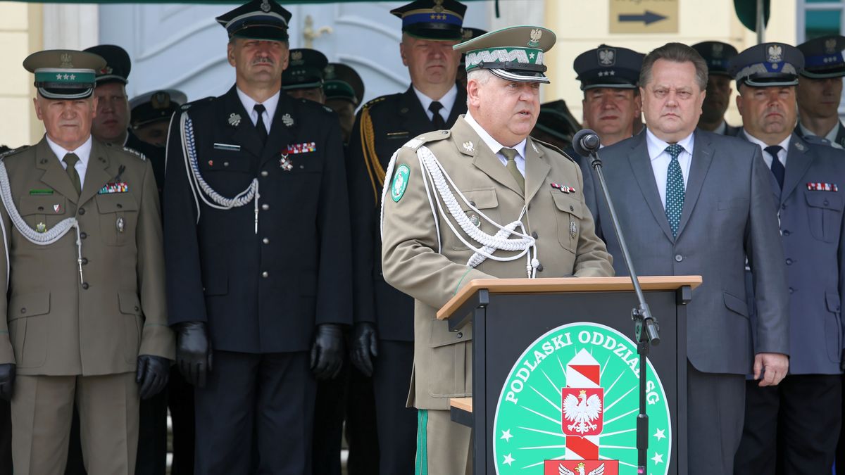 Komendant Podlaskiego Oddziału Straży Granicznej (na mównicy), gen. bryg. Grzegorz Biziuk odwołany