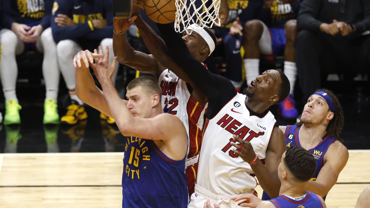 Nikola Jokic (po lewej) i Jimmy Butler