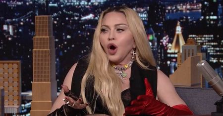 Madonna świeci pośladkami u Jimmy'ego Fallona. POKAZAŁA PUPĘ do kamery (ZDJĘCIA)