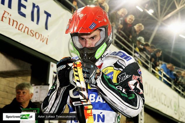 - Ze względu na przepisy dostajemy taki, a nie inny sprzęt i musimy się do niego dostosować. Jak widać, cierpi potem na tym nasze zdrowie - podkreśla Miedziński