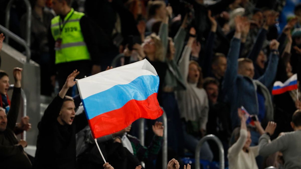 Getty Images / Mike Kireev/NurPhoto / Na zdjęciu: kibice z flagą Rosji