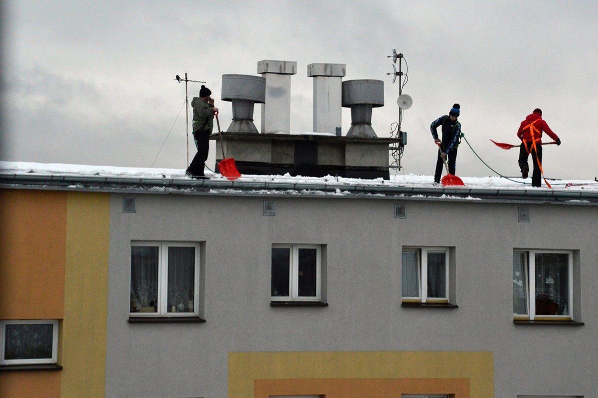Stalowa Wola: Odśnieżanie dachów budynków wielorodzinnych. Zobacz zdjęcia