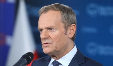 Donald Tusk bez prawa jazdy. Korzysta z kierowcy
