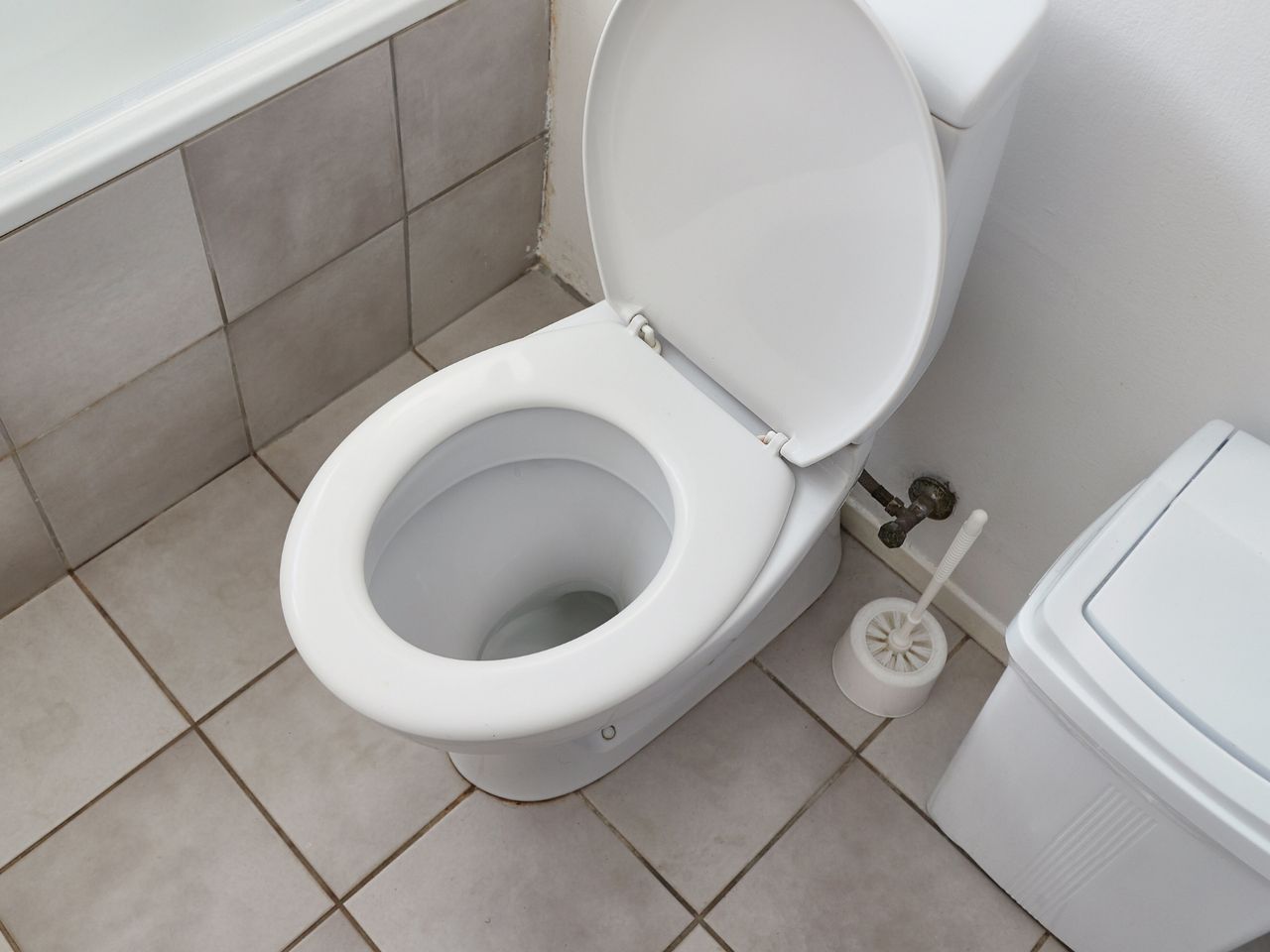 Ocet sprawdzi się w czyszczeniu toalety