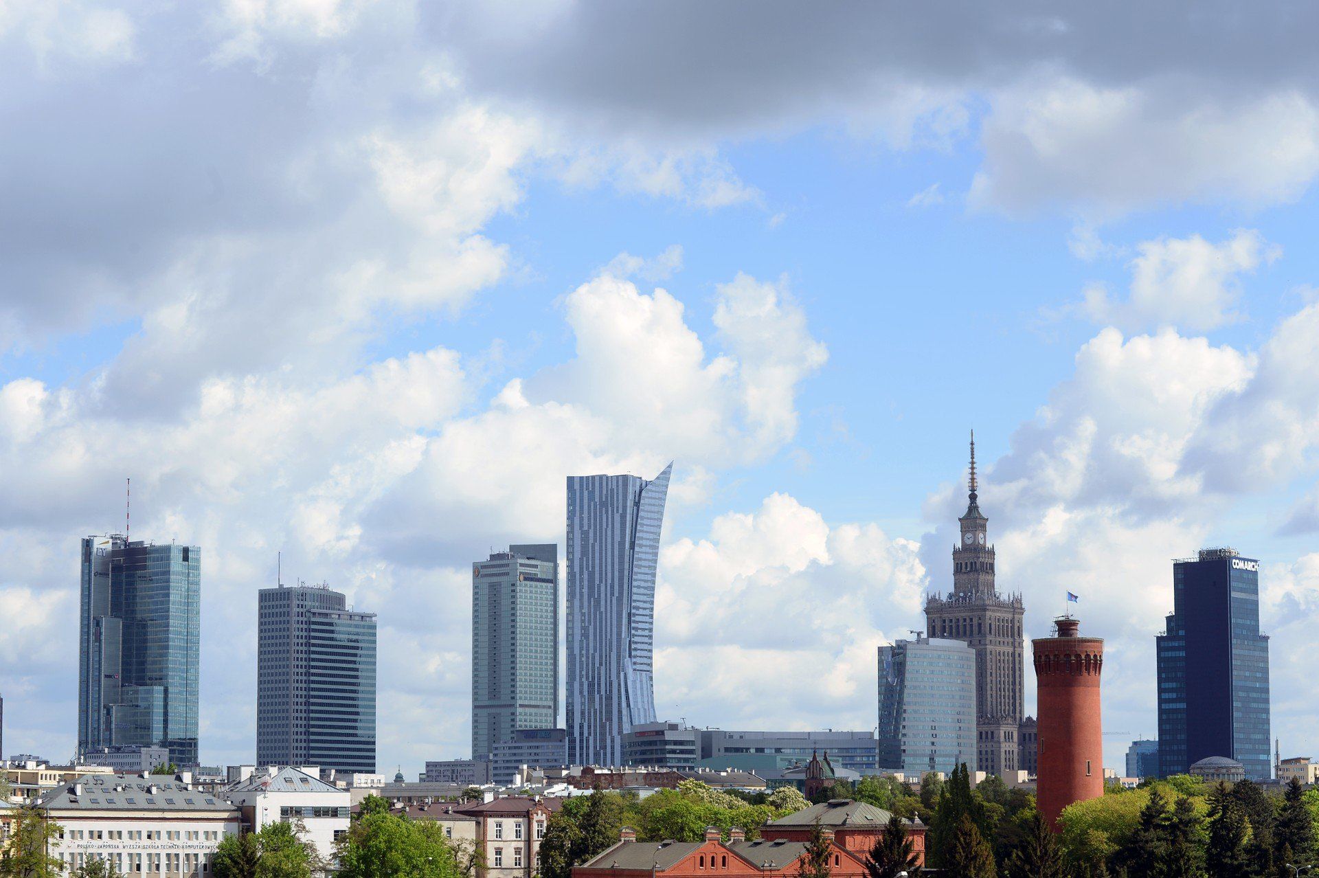 Nowy TechHub CSG koncentruje się na umożliwieniu inteligentnej, kompleksowej automatyzacji, eliminującej ręczne przygotowywanie deklaracji celnych - obejmującej wszystko, od przetwarzania dokumentów po wprowadzanie danych.