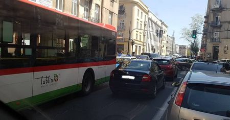 Lublin: Utrudnienia na ul. Okopowej. Zderzenie autobusu MPK Lublin z autem