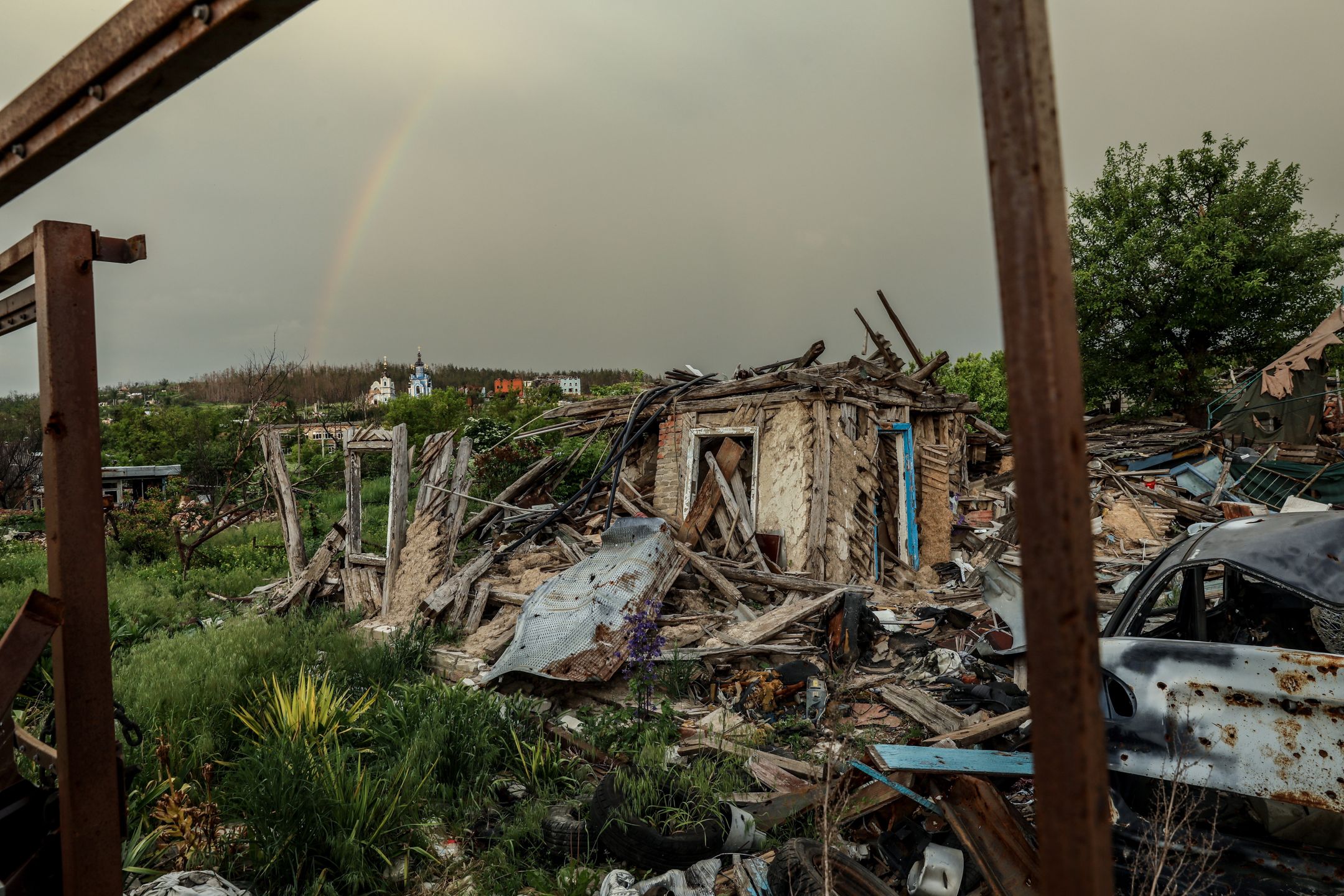 Ukrainian villagers return to war-torn Bohorodychne
epa10656955 A destroyed house in Bohorodychne village, Donetsk region, 26 May 2023 (issued 27 May 2023). Bohorodyche had a population of roughly 600 persons before the war. Only 18 individuals have returned to their houses as of yet. Russian troops entered Ukraine on 24 February 2022 starting a conflict that has provoked destruction and a humanitarian crisis.  EPA/OLEG PETRASYUK  ATTENTION: This Image is part of a PHOTO SET 
Dostawca: PAP/EPA.
OLEG PETRASYUK