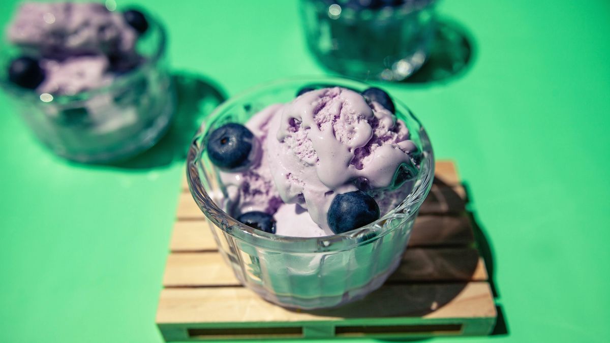 Domowe lody jagodowe przygotujesz w kwadrans. 