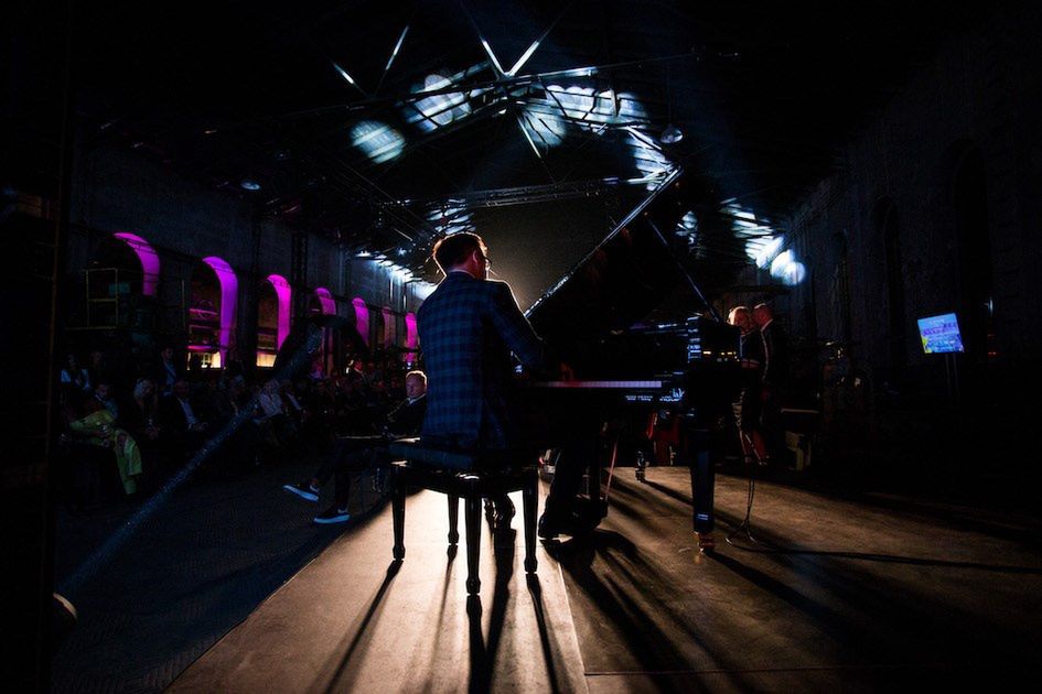 Gdynia: Kuba Badach. Wiemy, które gwiazdy wystąpią na Jazzy Christmas w Teatrze Muzycznym i utwory, które zabrzmią podczas koncertu