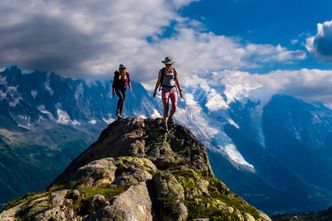 To pokolenie podróżuje bez sensu. "Sami się wyzyskują"