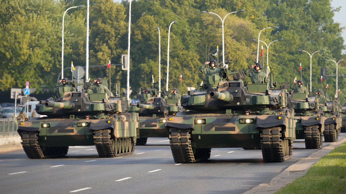 Czołgi K2 podczas przygotowań do defilady z okazji Święta Wojska Polskiego, Warszawa, 10 sierpnia 2025 roku