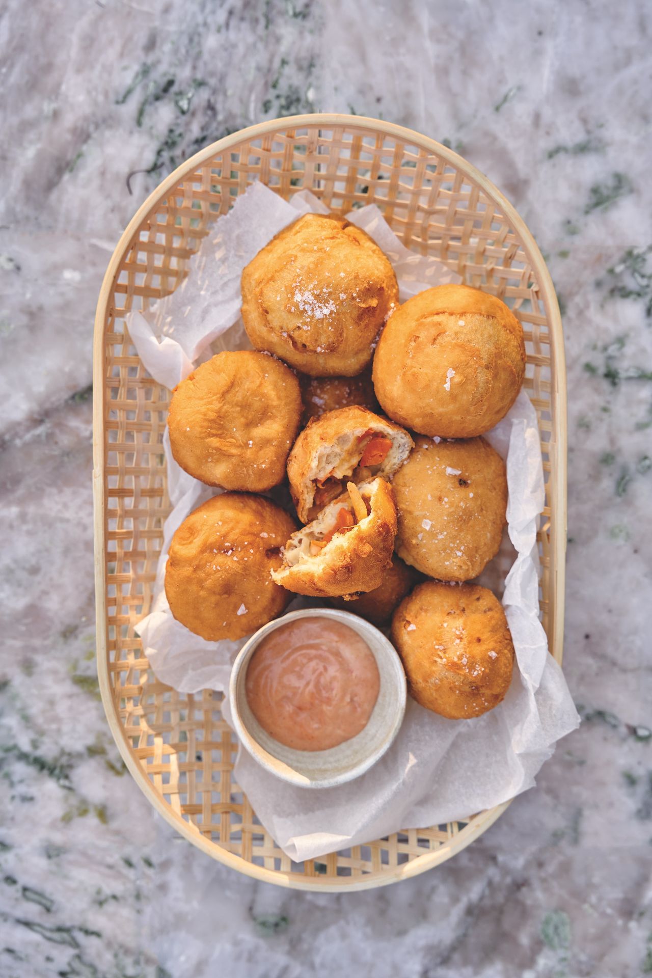 Pączki z kimchi i mozzarellą