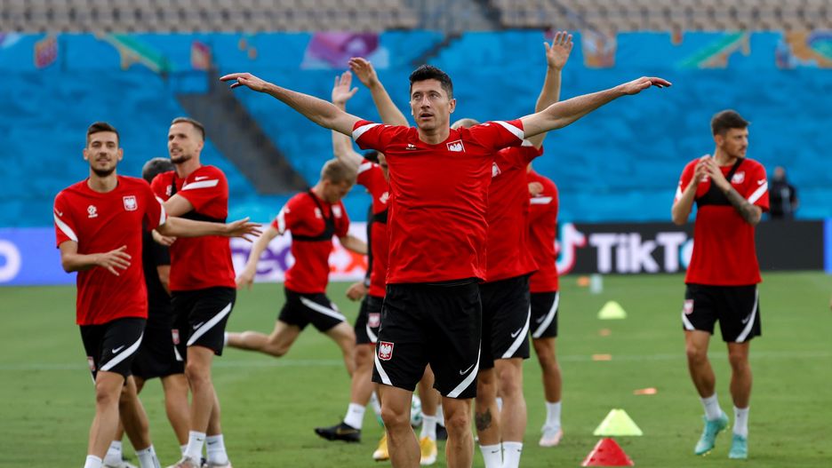 epa09283877 Poland's striker Robert Lewandowski (C) and teammates during a training session of the team held at La Cartuja stadium, in Seville, southern Spain, 18 June 2021. Poland will face Spain in their UEFA EURO 2020 Group E preliminary round soccer match on 19 June.  EPA/Julio Munoz Dostawca: PAP/EPA.
