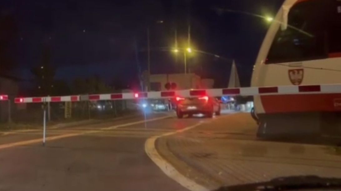 O włos od tragedii na przejeździe kolejowym