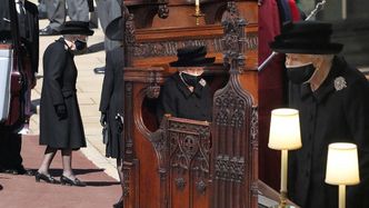 Pogrzeb księcia Filipa. Pogrążona w żałobie królowa Elżbieta roni łzy w kaplicy nad trumną męża (ZDJĘCIA)