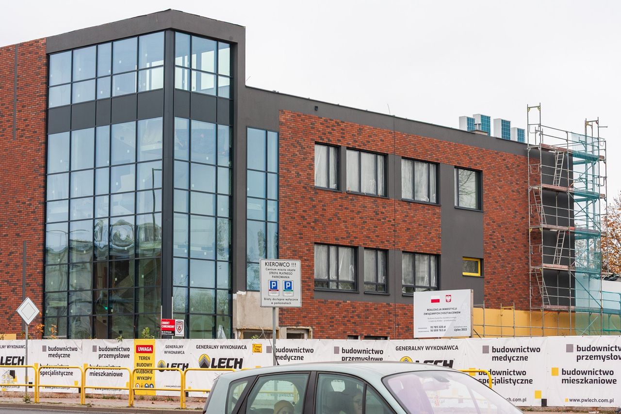 Bydgoszcz: Tak UKW buduje przedszkole i żłobek. Nowy obiekt zyskuje właśnie ceglaną elewację