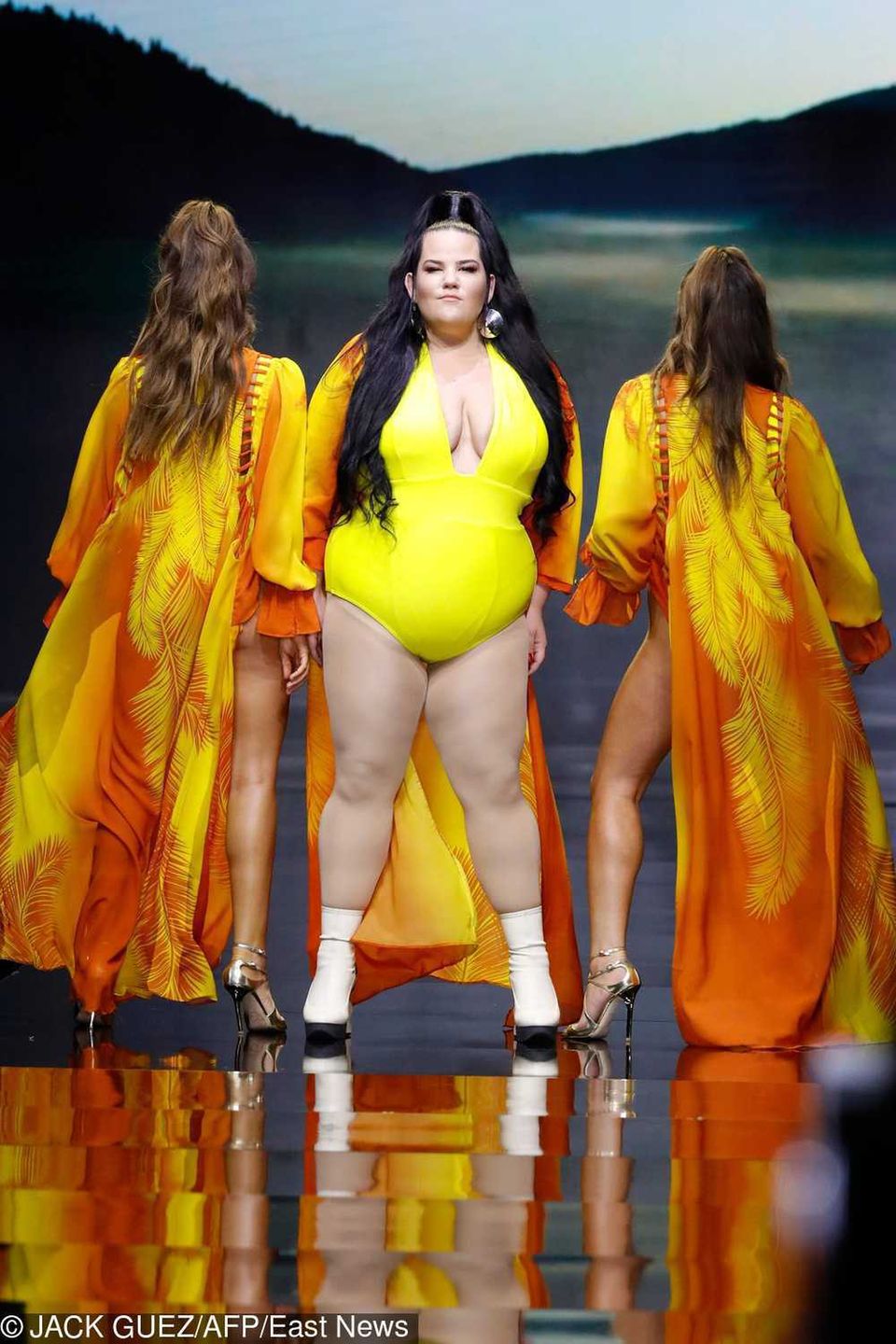 Israeli 2018 Eurovision Song Contest winner Netta Barzilai (C) presents a creation by Israeli designer Bananhot during the Tel Aviv Fashion Week, on March 12, 2019 in the coastal city of Tel Aviv. (Photo by JACK GUEZ / AFP)