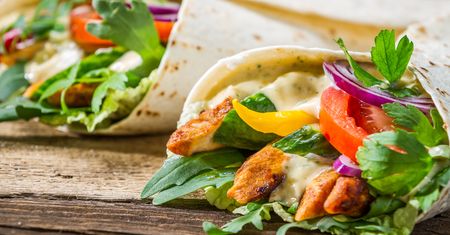 Tortilla z grillowanym kurczakiem z sałatą, serem i sosem ranczerskim