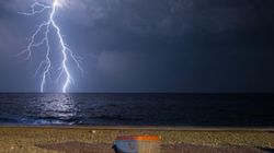 Jak zachować się podczas burzy? Ratownik wyjaśnia, jak pomóc osobie porażonej piorunem