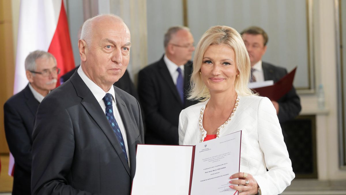 Przewodniczący Państwowej Komisji Wyborczej Wiesław Kozielewicz i Anna Pieczarka. W 2019 r. Pieczarka otrzymała 72 tys. głosów