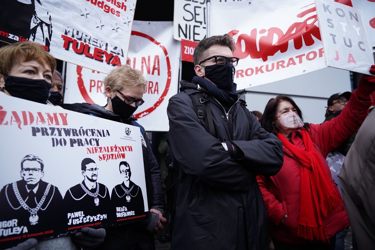 Zdjęcie dnia. Protestujący w obronie sędziego Igora Tulei