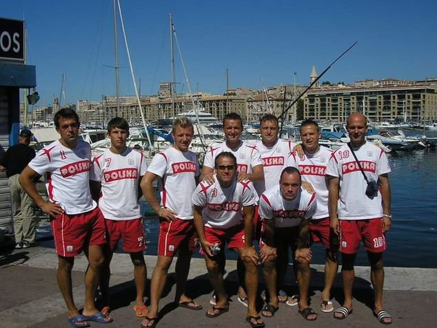 Marsylia 2006 rok i awans polskiej kadry piłki nożnej na plaży na mistrzostwa świata. Krzysztof Kuchciak w okularach