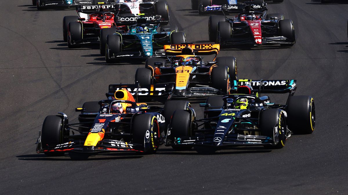 Max Verstappen i Lewis Hamilton po starcie GP Węgier