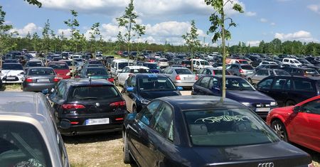 Samochód latem to pułapka. Rozgrzewa się tak szybko jak piec