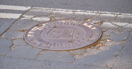 Zapadnięte włazy i studzienki kanalizacyjne na środku jezdni zmorą kierowców. Co na to miasto?