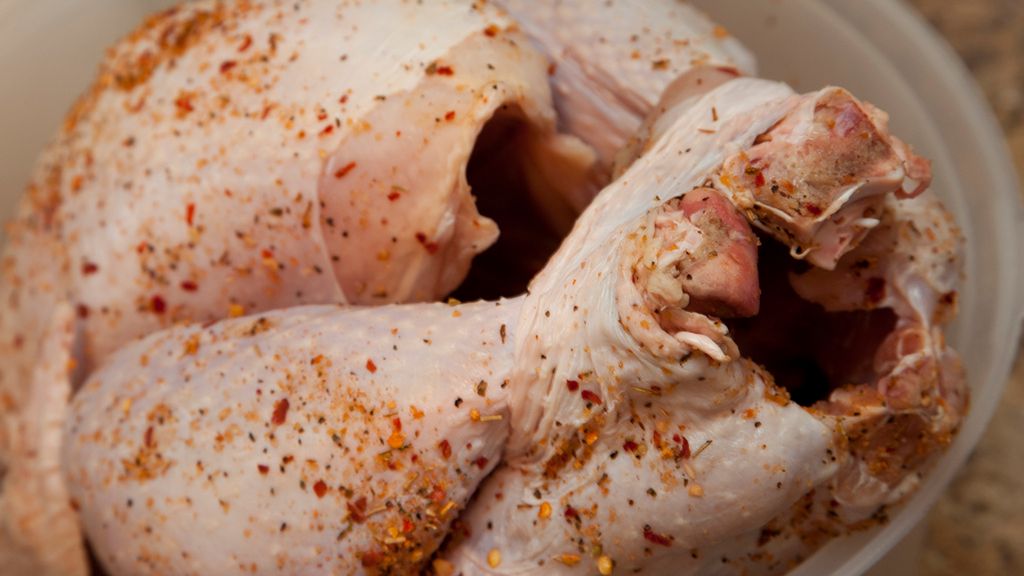 Surowy indyk (mięso ciemne i skóra)