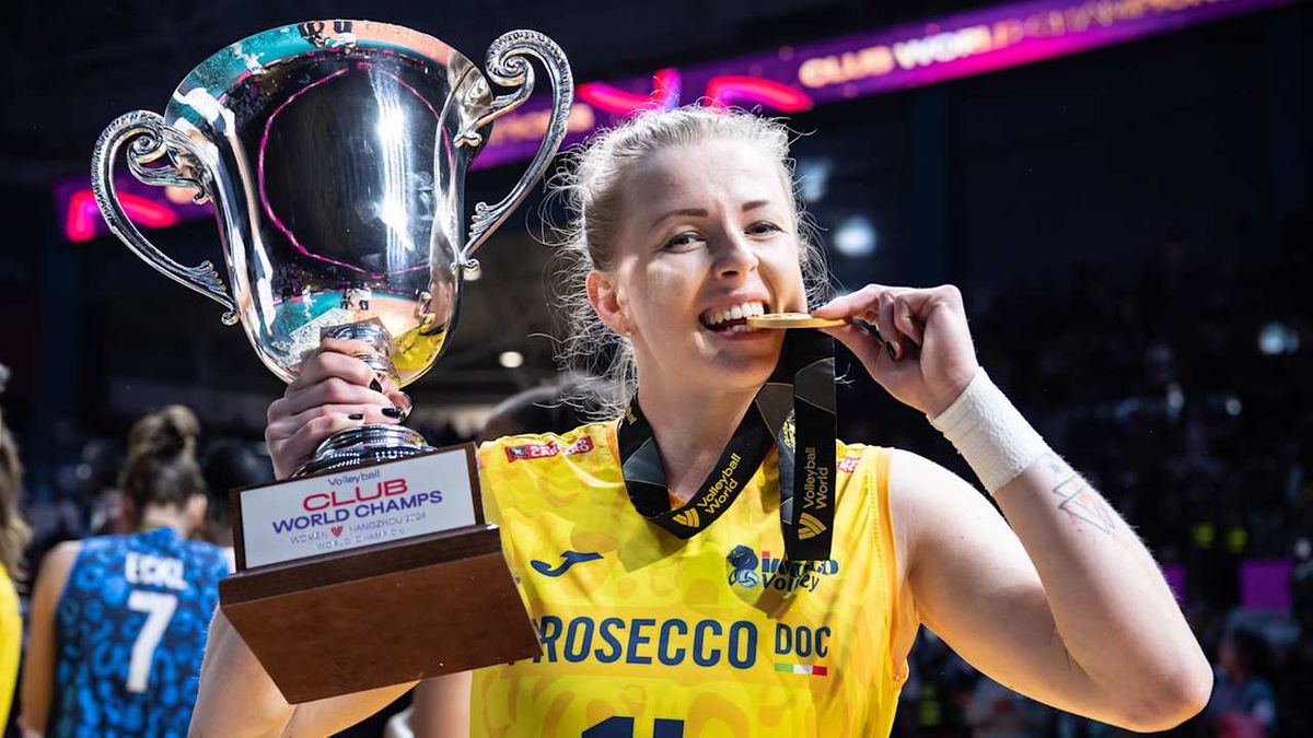 Materiały prasowe / FIVB / Joanna Wołosz z trofeum KMŚ 2025