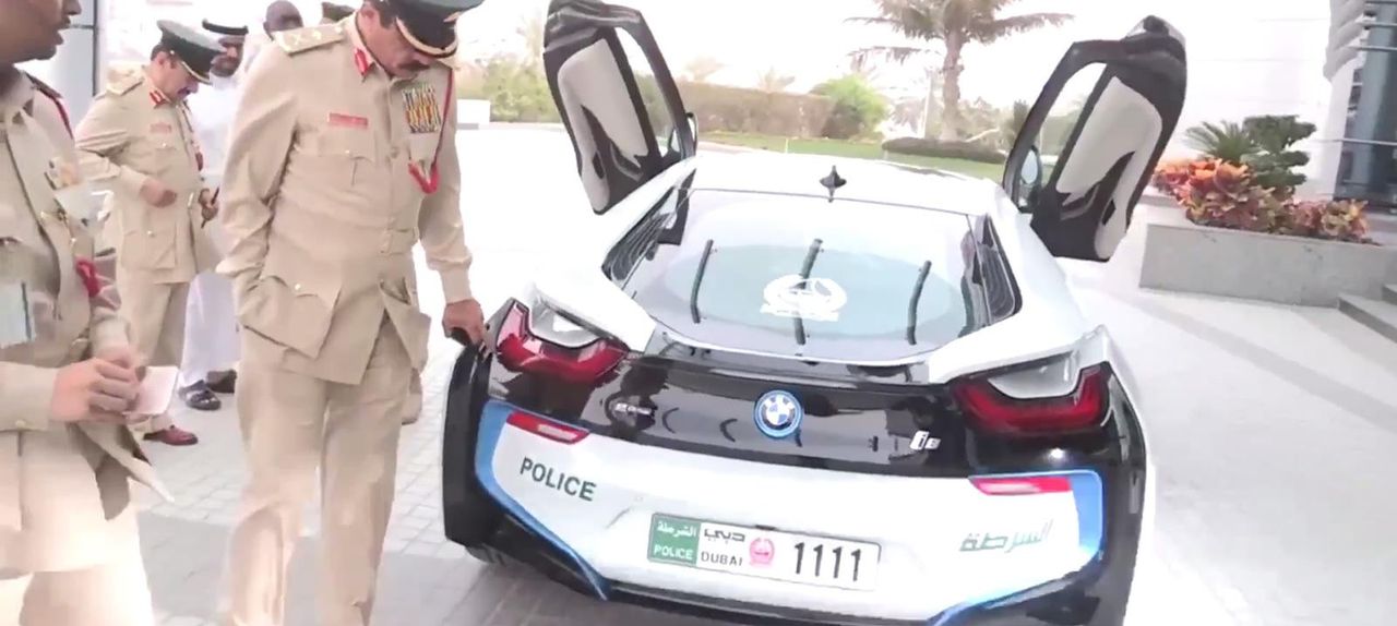 BMW i8 dołączyło do floty radiowozów Dubaju [wideo]