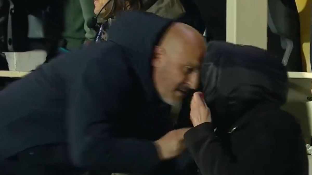 Twitter / Viaplay / Trener Fiorentiny Vincenzo Italiano podbiega po golu do dziennikarki. Sytuacja z meczu Fiorentina - Viktoria Pilzno w Lidze Konferencji