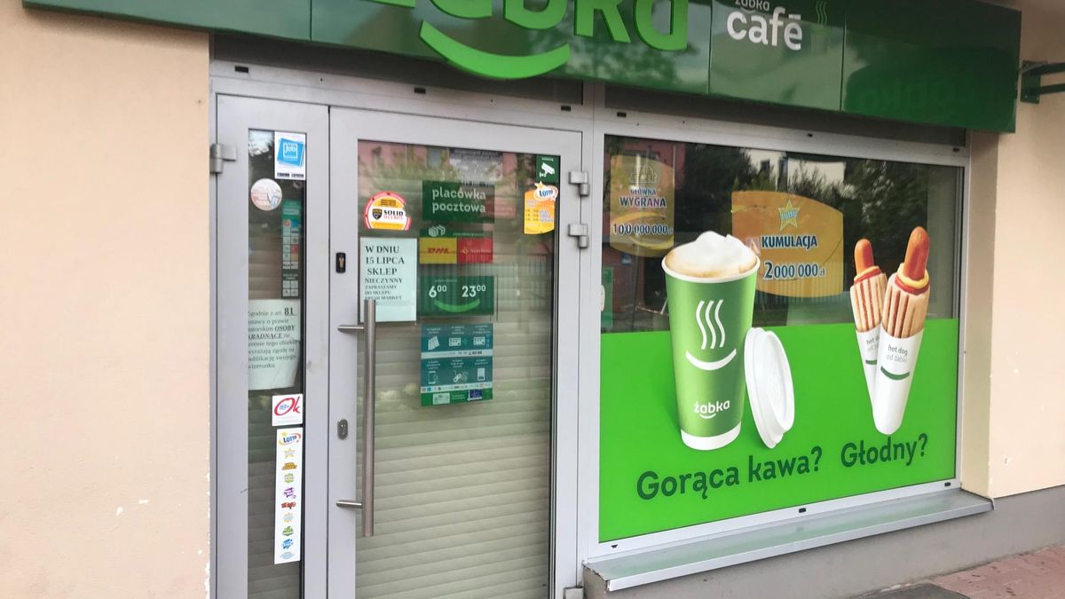 Sklepy Żabka mają podpisaną umowę z Pocztą Polską i kurierami. Można w nich odbierać paczki i listy