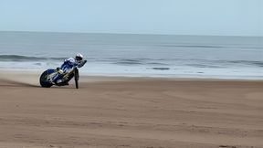 Wprawił mieszkańców w osłupienie. Jeździł motocyklem żużlowym po... plaży
