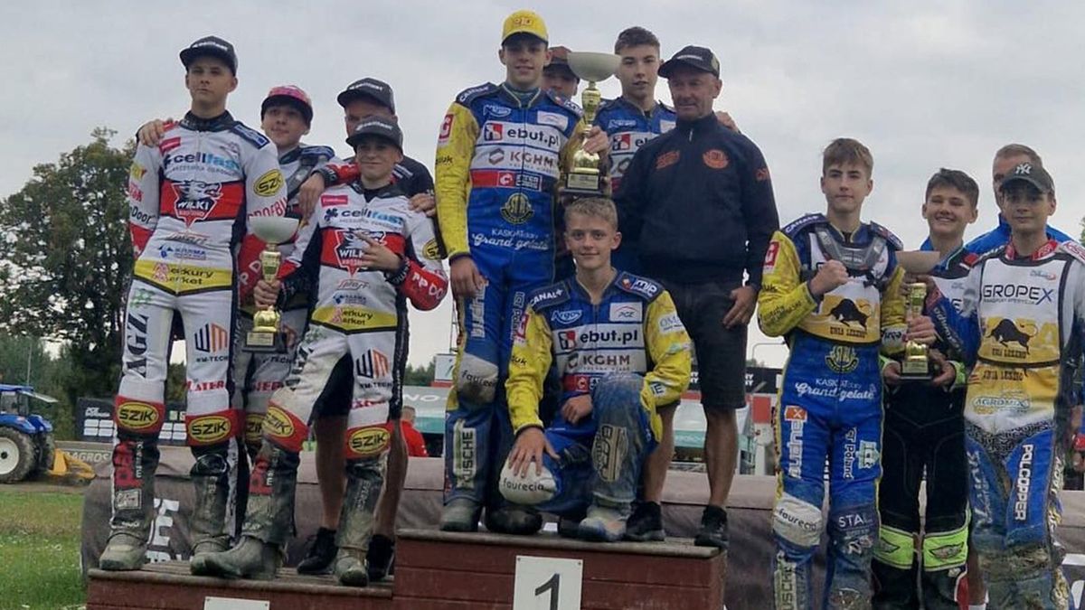 WP SportoweFakty / Facebook.com / mlodastal / Podium zawodów w Częstochowie