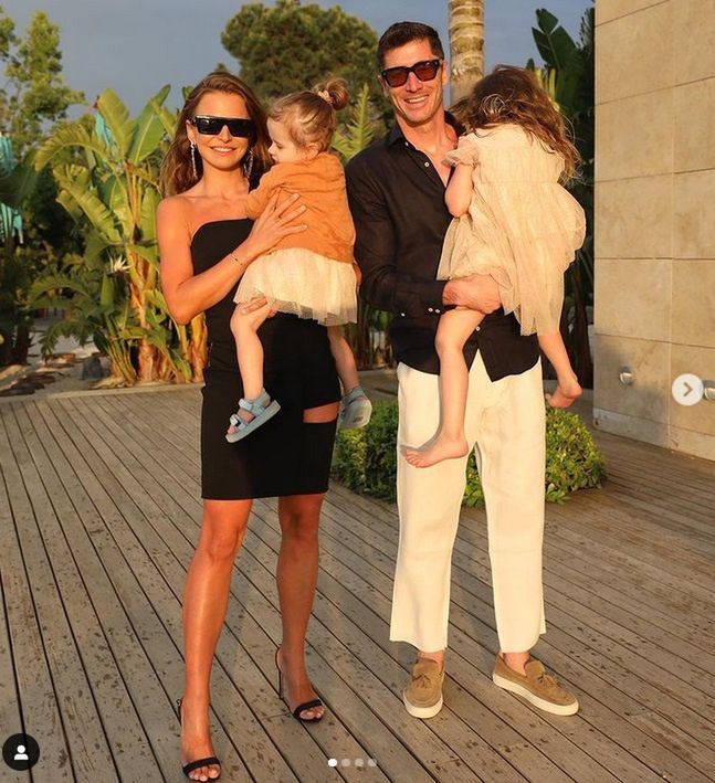Anna Lewandowska z Robertem Lewandowskim i dziećmi