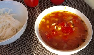 Zupa pomidorowa z soczewicą. Syci na długo