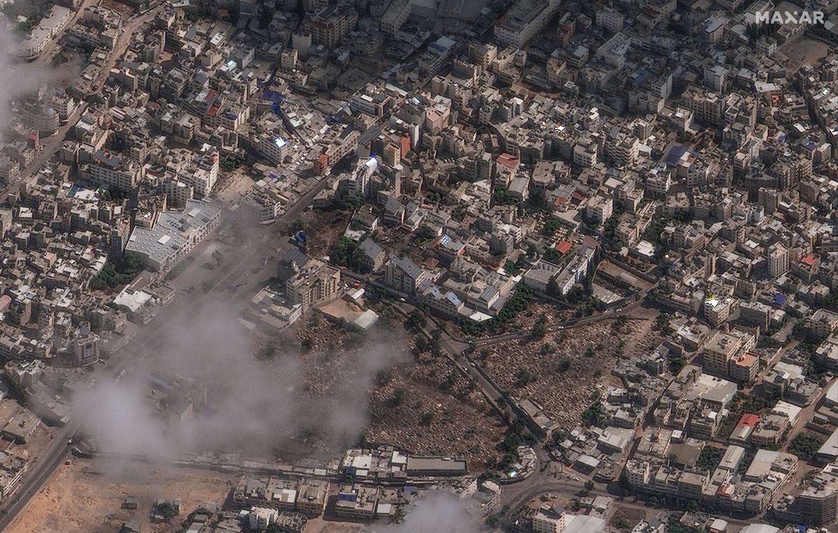 Zdjęcie satelitarne szpitala w Gazie po eksplozji