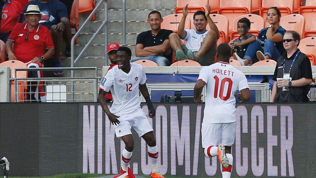 Zdjęcie okładkowe artykułu: Getty Images / Bob Levey / Na zdjęciu: Alphonso Davies (nr 12) cieszący się z gola dla reprezentacji Kanady