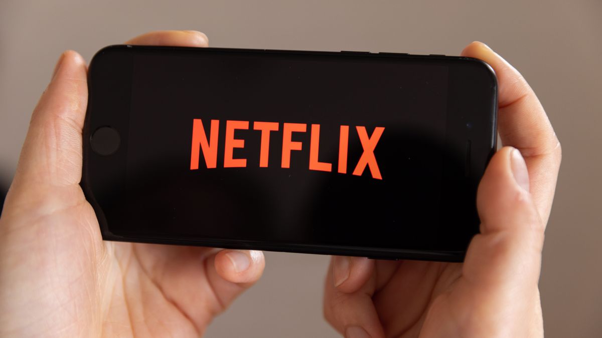 JAPAN - 2022/04/22: In this photo illustration, a Netflix logo is displayed on a smartphone screen. (Photo Illustration by Stanislav Kogiku/SOPA Images/LightRocket via Getty Images)