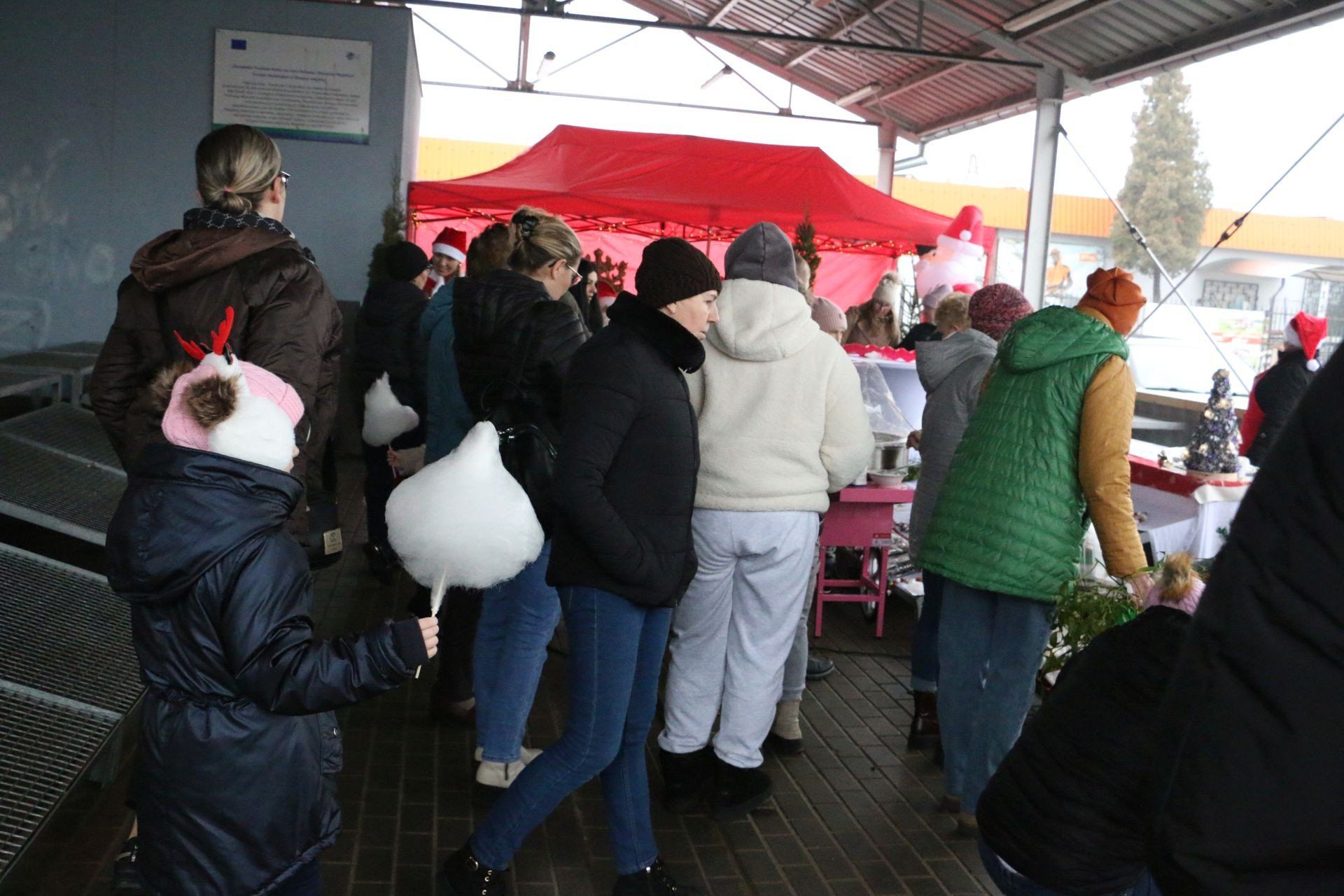 Świąteczny Jarmark 2025 w Bądkowie. Zabawę połączono ze zbiórką pieniędzy na leczenie Noemi