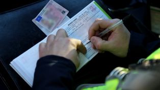 Hulajnogą wjechał w samochód. Policja ukarała… kierowcę auta